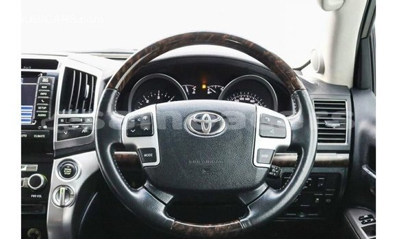 Buy Import Toyota Land Cruiser White Car in Import - Dubai in A'ana Buy Import Toyota Land Cruiser White Car in Import - Dubai in A'ana