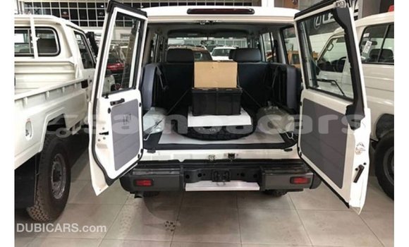 Acheter Import Voiture Toyota Land Cruiser Blanc à Import - Dubai, A'ana Acheter Import Voiture Toyota Land Cruiser Blanc à Import - Dubai, A'ana
