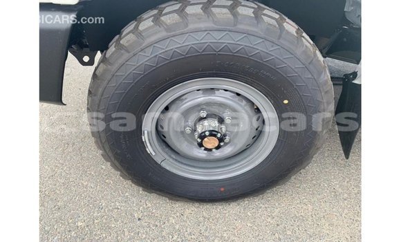 Acheter Import Voiture Toyota Land Cruiser Blanc à Import - Dubai, A'ana Acheter Import Voiture Toyota Land Cruiser Blanc à Import - Dubai, A'ana