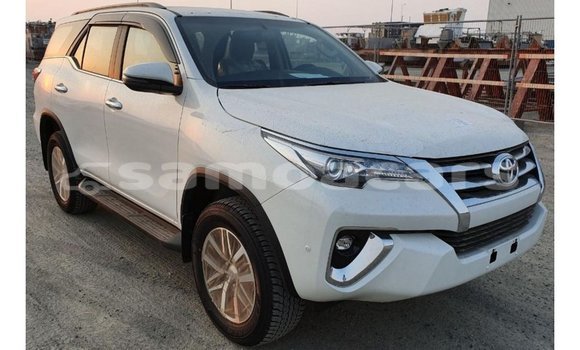 Acheter Import Voiture Toyota Fortuner Blanc à Import - Dubai, A'ana Acheter Import Voiture Toyota Fortuner Blanc à Import - Dubai, A'ana