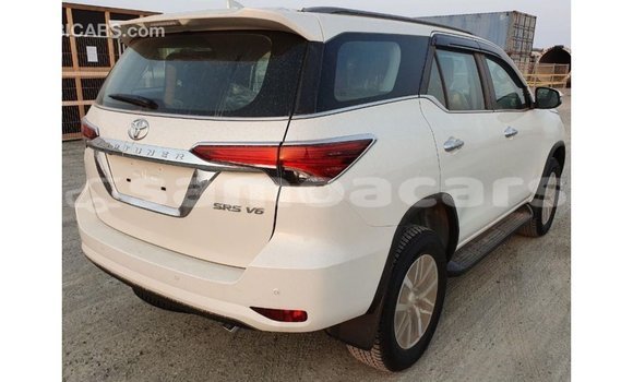 Acheter Import Voiture Toyota Fortuner Blanc à Import - Dubai, A'ana Acheter Import Voiture Toyota Fortuner Blanc à Import - Dubai, A'ana