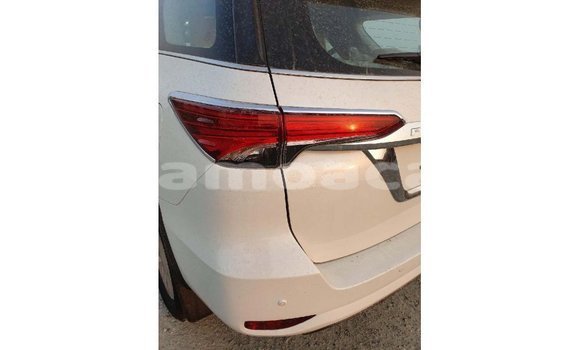 Acheter Import Voiture Toyota Fortuner Blanc à Import - Dubai, A'ana Acheter Import Voiture Toyota Fortuner Blanc à Import - Dubai, A'ana