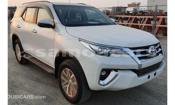 Acheter Import Voiture Toyota Fortuner Blanc à Import - Dubai, A'ana Acheter Import Voiture Toyota Fortuner Blanc à Import - Dubai, A'ana
