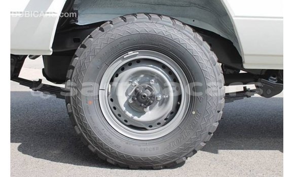 Acheter Import Voiture Toyota Land Cruiser Blanc à Import - Dubai, A'ana Acheter Import Voiture Toyota Land Cruiser Blanc à Import - Dubai, A'ana