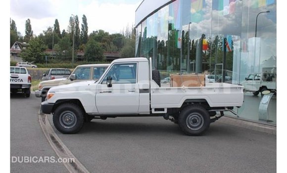 Acheter Import Voiture Toyota Land Cruiser Blanc à Import - Dubai, A'ana Acheter Import Voiture Toyota Land Cruiser Blanc à Import - Dubai, A'ana