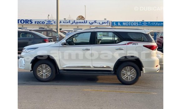Acheter Import Voiture Toyota Fortuner Blanc à Import - Dubai, A'ana Acheter Import Voiture Toyota Fortuner Blanc à Import - Dubai, A'ana