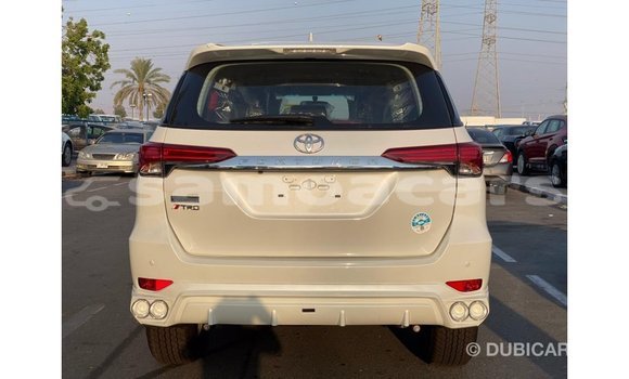 Acheter Import Voiture Toyota Fortuner Blanc à Import - Dubai, A'ana Acheter Import Voiture Toyota Fortuner Blanc à Import - Dubai, A'ana