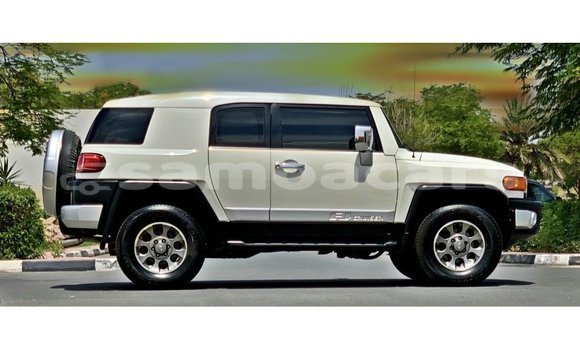 Acheter Import Voiture Toyota FJ Cruiser Blanc à Import - Dubai, A'ana Acheter Import Voiture Toyota FJ Cruiser Blanc à Import - Dubai, A'ana