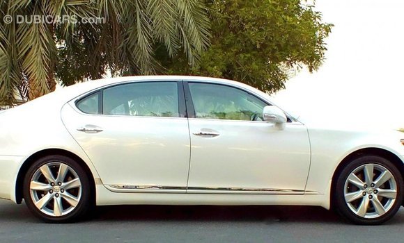 Acheter Import Voiture Lexus LS Blanc à Import - Dubai, A'ana Acheter Import Voiture Lexus LS Blanc à Import - Dubai, A'ana