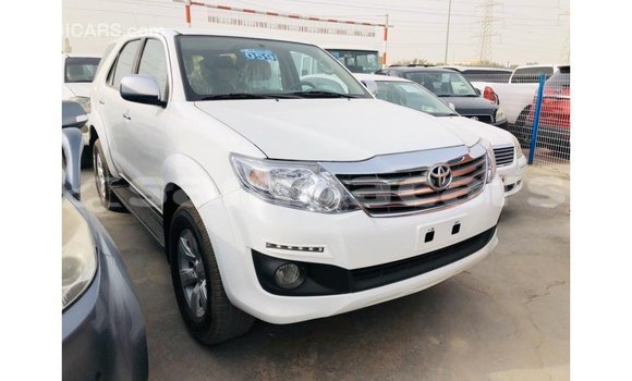 Acheter Import Voiture Toyota Fortuner Blanc à Import - Dubai, A'ana Acheter Import Voiture Toyota Fortuner Blanc à Import - Dubai, A'ana