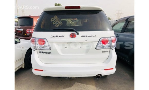 Acheter Import Voiture Toyota Fortuner Blanc à Import - Dubai, A'ana Acheter Import Voiture Toyota Fortuner Blanc à Import - Dubai, A'ana