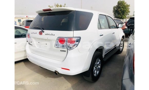 Acheter Import Voiture Toyota Fortuner Blanc à Import - Dubai, A'ana Acheter Import Voiture Toyota Fortuner Blanc à Import - Dubai, A'ana