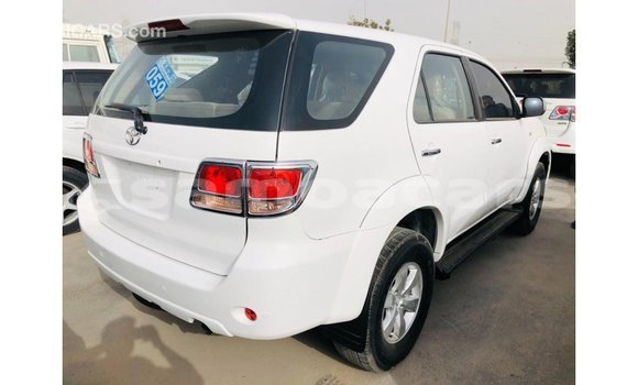 Acheter Import Voiture Toyota Fortuner Blanc à Import - Dubai, A'ana Acheter Import Voiture Toyota Fortuner Blanc à Import - Dubai, A'ana
