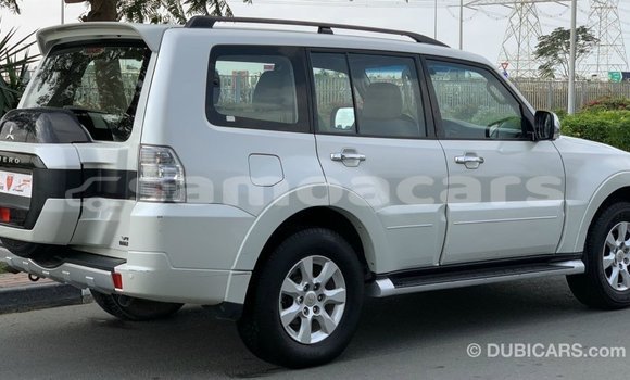 Acheter Import Voiture Mitsubishi Pajero Blanc à Import - Dubai, A'ana Acheter Import Voiture Mitsubishi Pajero Blanc à Import - Dubai, A'ana