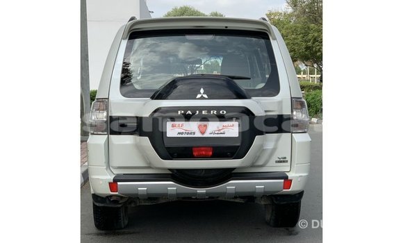 Acheter Import Voiture Mitsubishi Pajero Blanc à Import - Dubai, A'ana Acheter Import Voiture Mitsubishi Pajero Blanc à Import - Dubai, A'ana