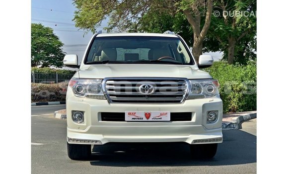 Acheter Import Voiture Toyota Land Cruiser Blanc à Import - Dubai, A'ana Acheter Import Voiture Toyota Land Cruiser Blanc à Import - Dubai, A'ana