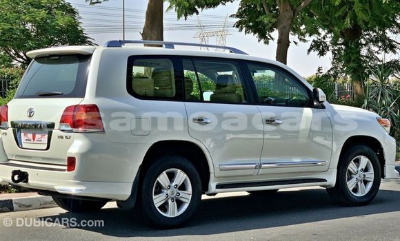 Acheter Import Voiture Toyota Land Cruiser Blanc à Import - Dubai, A'ana Acheter Import Voiture Toyota Land Cruiser Blanc à Import - Dubai, A'ana