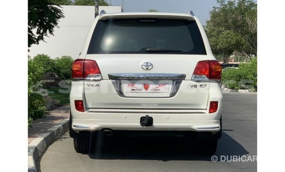 Acheter Import Voiture Toyota Land Cruiser Blanc à Import - Dubai, A'ana Acheter Import Voiture Toyota Land Cruiser Blanc à Import - Dubai, A'ana