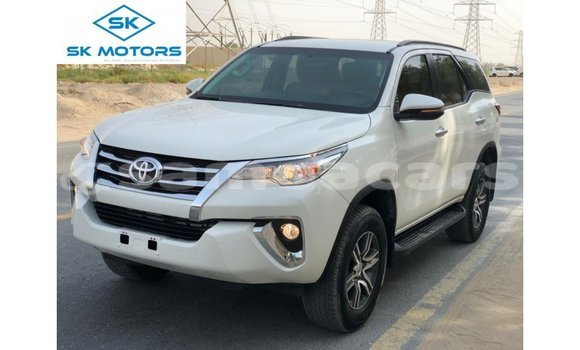 Acheter Import Voiture Toyota Fortuner Blanc à Import - Dubai, A'ana Acheter Import Voiture Toyota Fortuner Blanc à Import - Dubai, A'ana