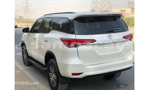 Acheter Import Voiture Toyota Fortuner Blanc à Import - Dubai, A'ana Acheter Import Voiture Toyota Fortuner Blanc à Import - Dubai, A'ana