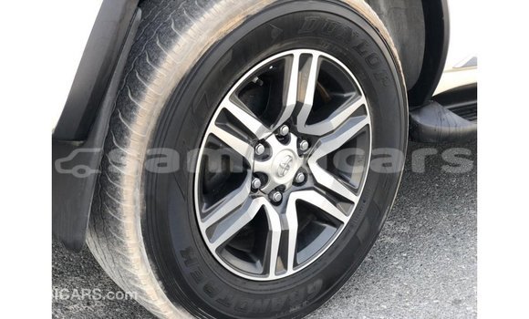 Acheter Import Voiture Toyota Fortuner Blanc à Import - Dubai, A'ana Acheter Import Voiture Toyota Fortuner Blanc à Import - Dubai, A'ana