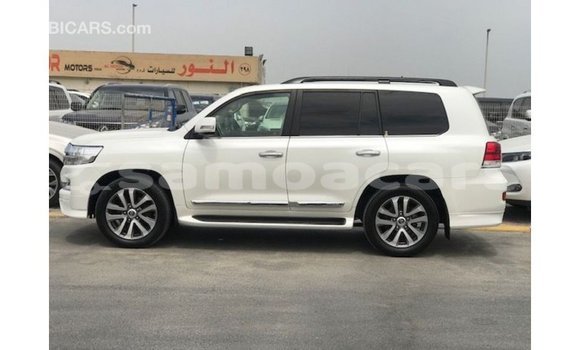 Buy Import Toyota Land Cruiser White Car in Import - Dubai in A'ana Buy Import Toyota Land Cruiser White Car in Import - Dubai in A'ana