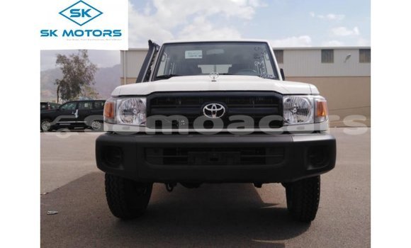 Acheter Import Voiture Toyota Land Cruiser Blanc à Import - Dubai, A'ana Acheter Import Voiture Toyota Land Cruiser Blanc à Import - Dubai, A'ana