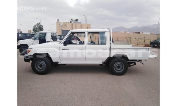Acheter Import Voiture Toyota Land Cruiser Blanc à Import - Dubai, A'ana Acheter Import Voiture Toyota Land Cruiser Blanc à Import - Dubai, A'ana