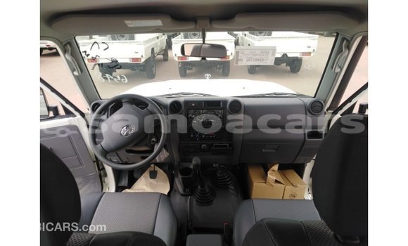 Acheter Import Voiture Toyota Land Cruiser Blanc à Import - Dubai, A'ana Acheter Import Voiture Toyota Land Cruiser Blanc à Import - Dubai, A'ana