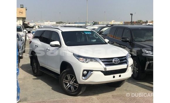 Acheter Import Voiture Toyota Fortuner Blanc à Import - Dubai, A'ana Acheter Import Voiture Toyota Fortuner Blanc à Import - Dubai, A'ana