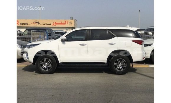 Acheter Import Voiture Toyota Fortuner Blanc à Import - Dubai, A'ana Acheter Import Voiture Toyota Fortuner Blanc à Import - Dubai, A'ana