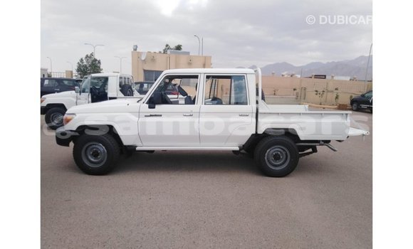 Acheter Import Voiture Toyota Land Cruiser Blanc à Import - Dubai, A'ana Acheter Import Voiture Toyota Land Cruiser Blanc à Import - Dubai, A'ana