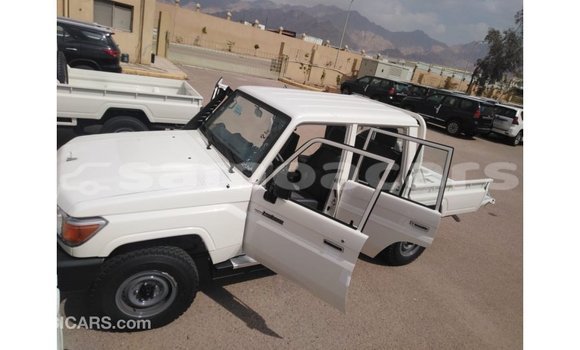 Acheter Import Voiture Toyota Land Cruiser Blanc à Import - Dubai, A'ana Acheter Import Voiture Toyota Land Cruiser Blanc à Import - Dubai, A'ana