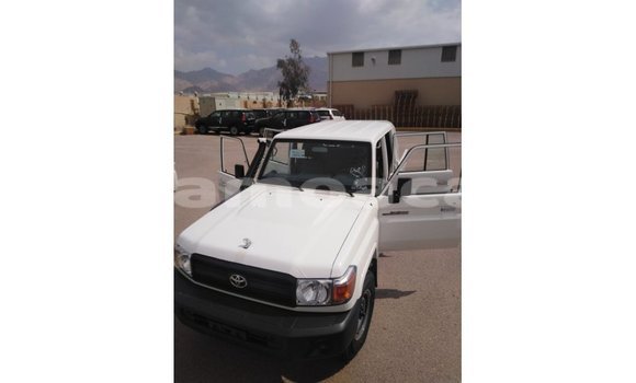Acheter Import Voiture Toyota Land Cruiser Blanc à Import - Dubai, A'ana Acheter Import Voiture Toyota Land Cruiser Blanc à Import - Dubai, A'ana