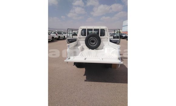 Acheter Import Voiture Toyota Land Cruiser Blanc à Import - Dubai, A'ana Acheter Import Voiture Toyota Land Cruiser Blanc à Import - Dubai, A'ana