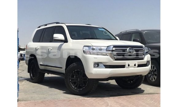 Acheter Import Voiture Toyota Land Cruiser Blanc à Import - Dubai, A'ana Acheter Import Voiture Toyota Land Cruiser Blanc à Import - Dubai, A'ana