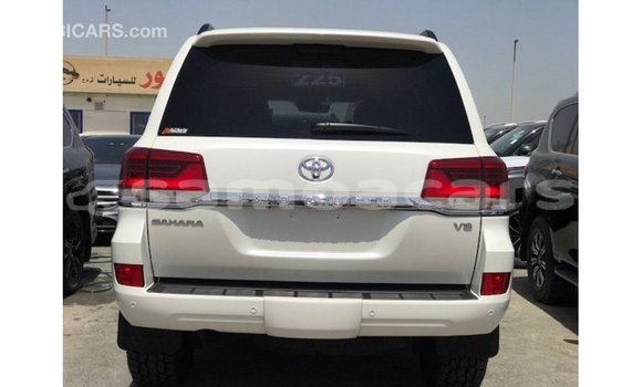 Acheter Import Voiture Toyota Land Cruiser Blanc à Import - Dubai, A'ana Acheter Import Voiture Toyota Land Cruiser Blanc à Import - Dubai, A'ana