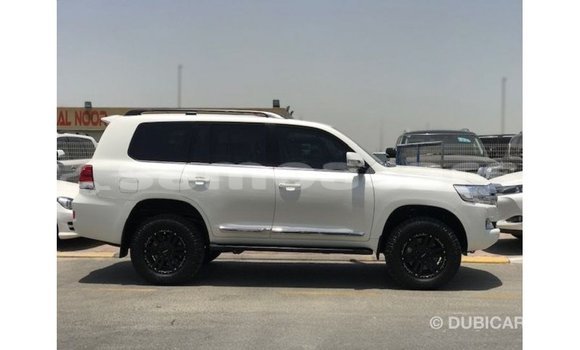 Acheter Import Voiture Toyota Land Cruiser Blanc à Import - Dubai, A'ana Acheter Import Voiture Toyota Land Cruiser Blanc à Import - Dubai, A'ana