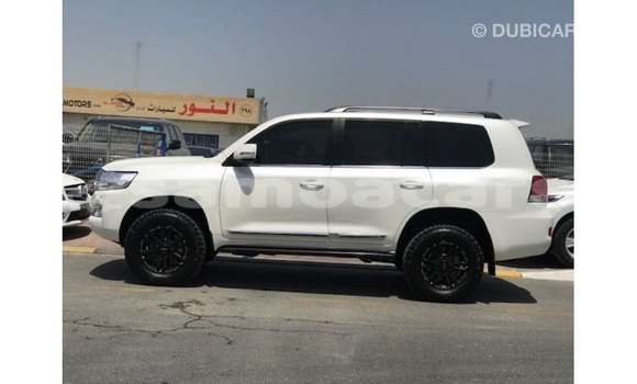 Acheter Import Voiture Toyota Land Cruiser Blanc à Import - Dubai, A'ana Acheter Import Voiture Toyota Land Cruiser Blanc à Import - Dubai, A'ana