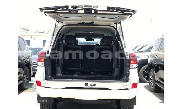 Acheter Import Voiture Toyota Land Cruiser Blanc à Import - Dubai, A'ana Acheter Import Voiture Toyota Land Cruiser Blanc à Import - Dubai, A'ana