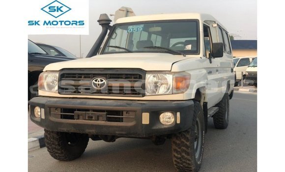 Acheter Import Voiture Toyota Land Cruiser Blanc à Import - Dubai, A'ana Acheter Import Voiture Toyota Land Cruiser Blanc à Import - Dubai, A'ana