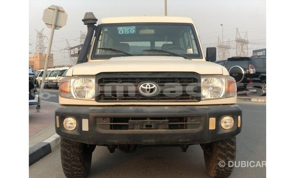 Acheter Import Voiture Toyota Land Cruiser Blanc à Import - Dubai, A'ana Acheter Import Voiture Toyota Land Cruiser Blanc à Import - Dubai, A'ana
