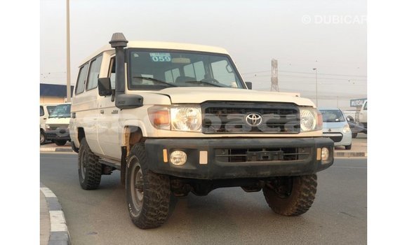 Acheter Import Voiture Toyota Land Cruiser Blanc à Import - Dubai, A'ana Acheter Import Voiture Toyota Land Cruiser Blanc à Import - Dubai, A'ana