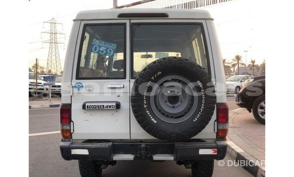 Acheter Import Voiture Toyota Land Cruiser Blanc à Import - Dubai, A'ana Acheter Import Voiture Toyota Land Cruiser Blanc à Import - Dubai, A'ana