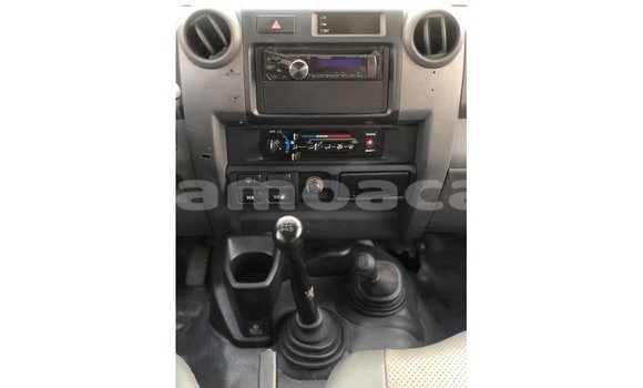 Acheter Import Voiture Toyota Land Cruiser Blanc à Import - Dubai, A'ana Acheter Import Voiture Toyota Land Cruiser Blanc à Import - Dubai, A'ana