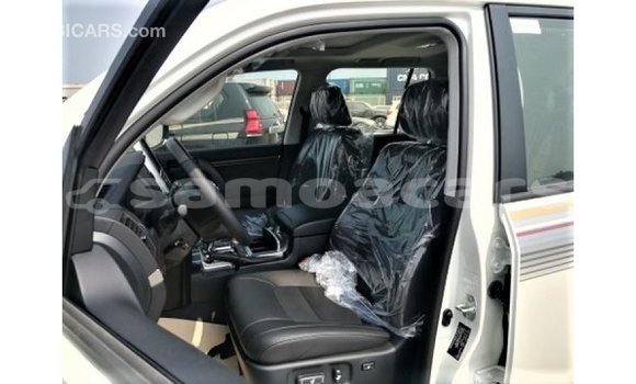 Acheter Import Voiture Toyota Land Cruiser Blanc à Import - Dubai, A'ana Acheter Import Voiture Toyota Land Cruiser Blanc à Import - Dubai, A'ana