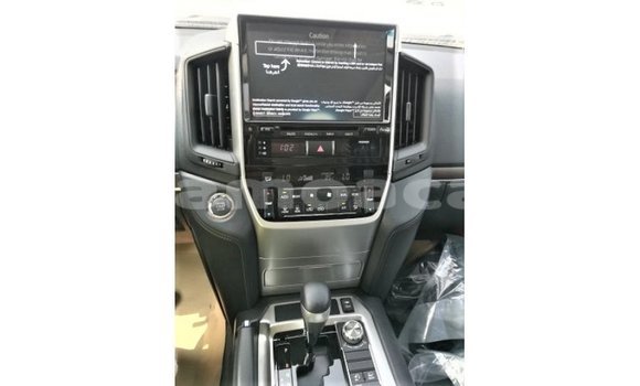 Acheter Import Voiture Toyota Land Cruiser Blanc à Import - Dubai, A'ana Acheter Import Voiture Toyota Land Cruiser Blanc à Import - Dubai, A'ana