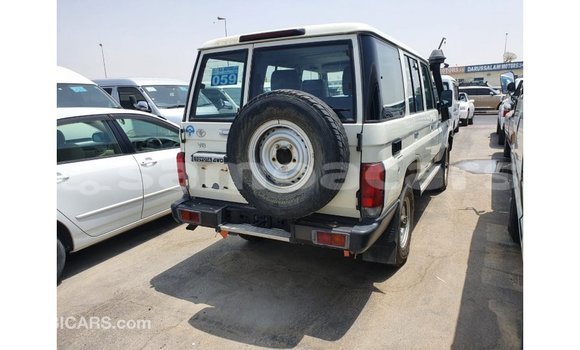 Acheter Import Voiture Toyota Land Cruiser Blanc à Import - Dubai, A'ana Acheter Import Voiture Toyota Land Cruiser Blanc à Import - Dubai, A'ana