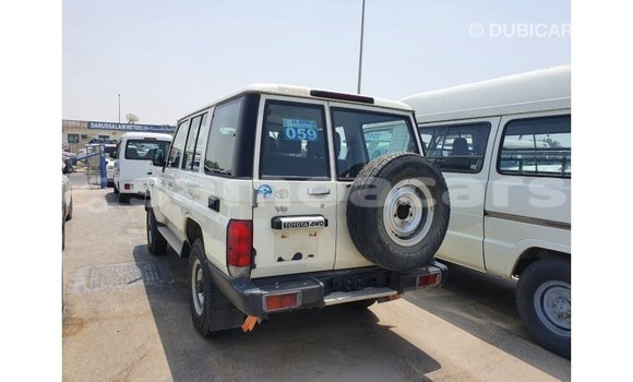 Acheter Import Voiture Toyota Land Cruiser Blanc à Import - Dubai, A'ana Acheter Import Voiture Toyota Land Cruiser Blanc à Import - Dubai, A'ana