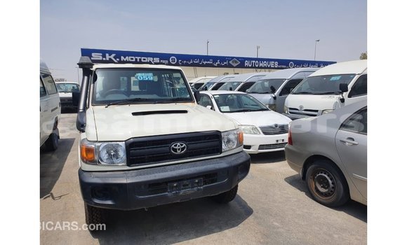 Acheter Import Voiture Toyota Land Cruiser Blanc à Import - Dubai, A'ana Acheter Import Voiture Toyota Land Cruiser Blanc à Import - Dubai, A'ana